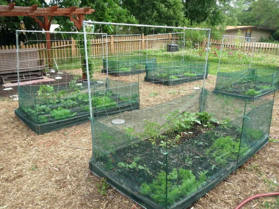 Protective fence for beds made of plastic mesh