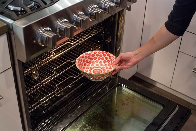 For å myke opp smuss inne i ovnen, kan du ganske enkelt sette en såpevann der og varme den til 100 ° C.