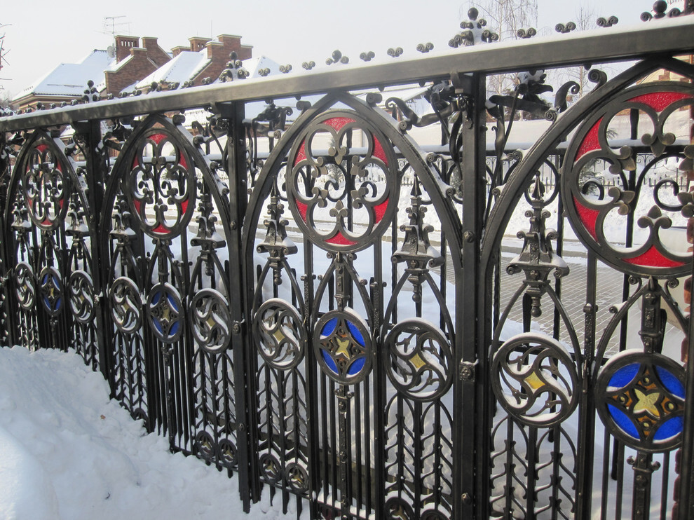 Kovový plot v gotickém slohu na místě země