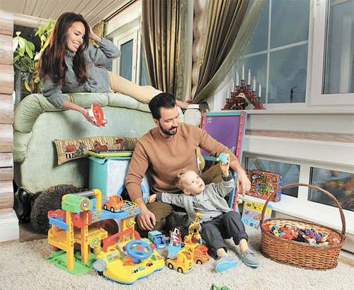 V obývacím pokoji je dětský koutek - pohodlné místo, kde si dítě může bezpečně hrát bez rizika pádu.