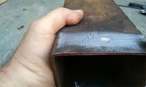 Využíváme zkušeností kvalifikovaného svářeče: jak můžete zavřít velký otvor v kovu bez svařování