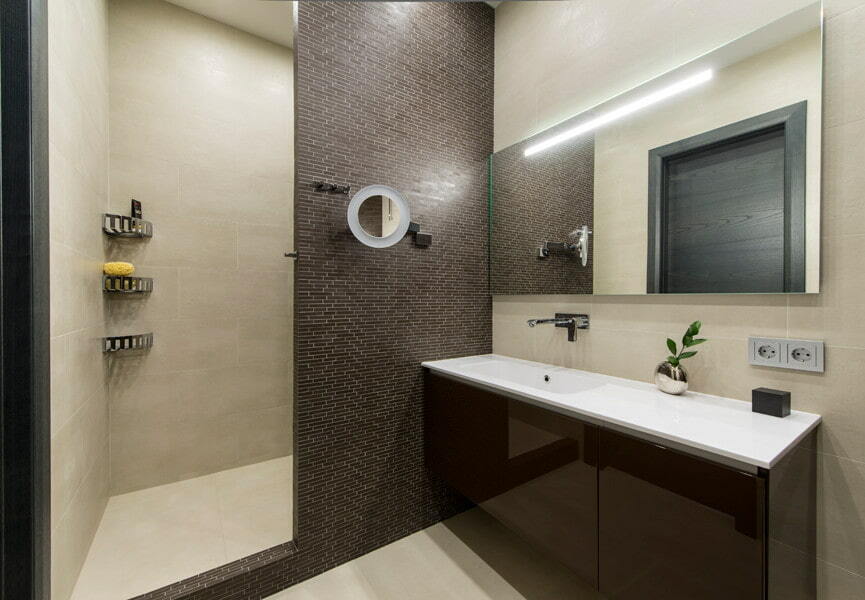 Minimalistinio stiliaus vonios kambarys su rudomis plytelėmis