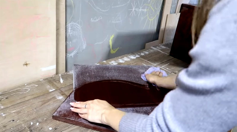 Les surfaces sont dégraissées avec un solvant, après quoi vous pouvez commencer à peindre