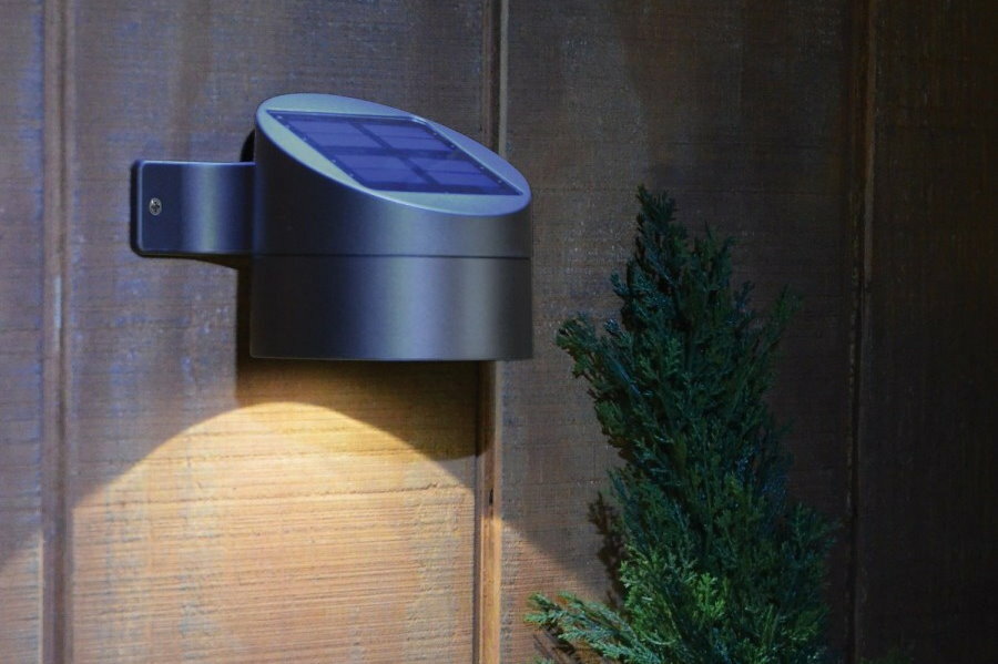 Kompaktowa lampa z czujnikiem ruchu na desce ogrodzeniowej