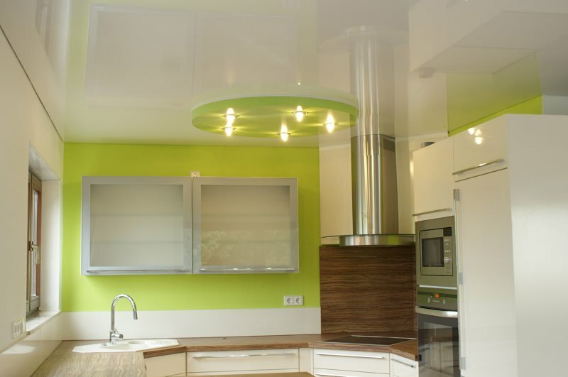 Kuhinja s sijajnim raztegljivim stropom na dveh ravneh