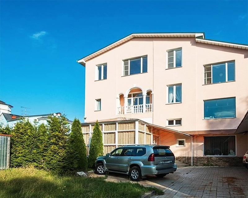 Lägenheten för chefskattägaren Yuri Kuklachev: läge, arkitektur, layout, design, material, möbler, belysning, inredning