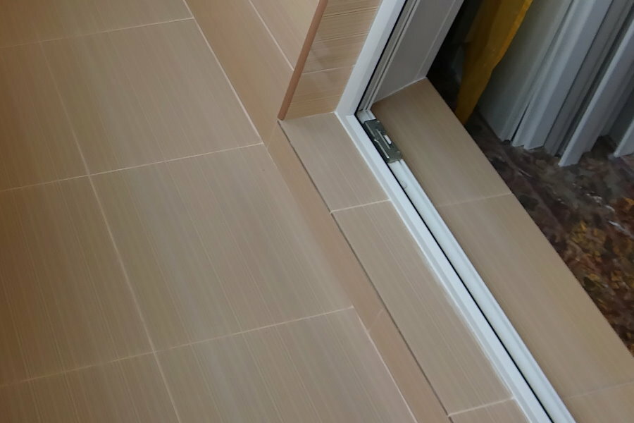 Balcony threshold made of light brown tiles