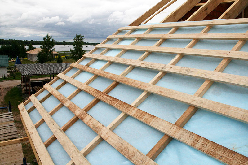 Economize na espessura do balcão e da ripa de 25 mm a 20 mm, e seu telhado não durará muito. E os construtores à venda fazem exatamente isso.