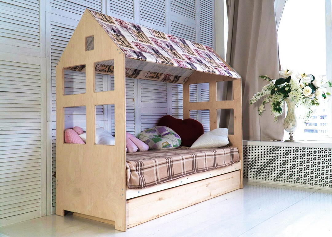 casa de cama de madeira e contraplacado