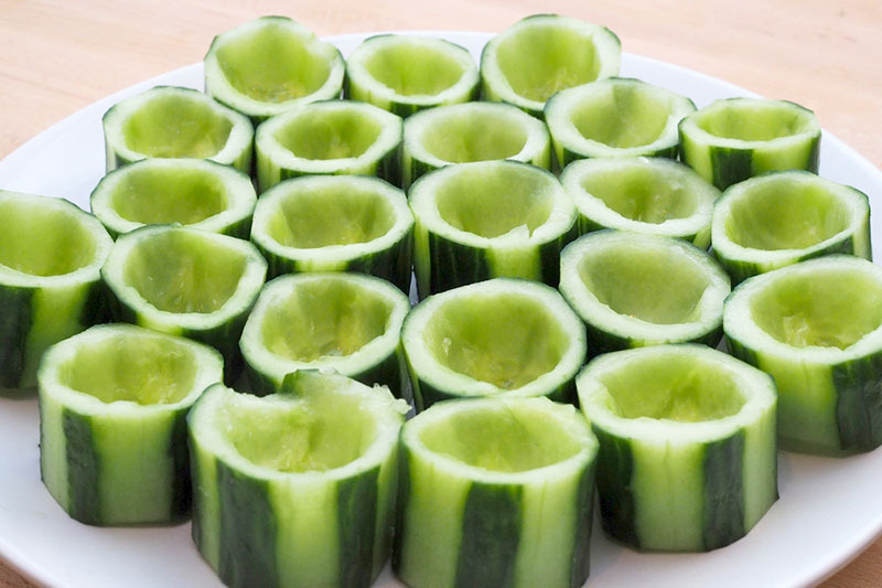 Glazen lange komkommer zien er heel ongebruikelijk uit voor sterke drank. Verwijder gewoon het midden en bereid meer reserveglazen voor - ze zullen constant nodig zijn