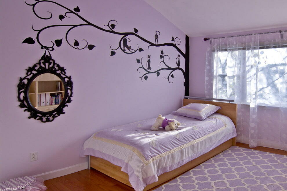 Meitenes istabas sienu krāsošana ceriņu krāsā