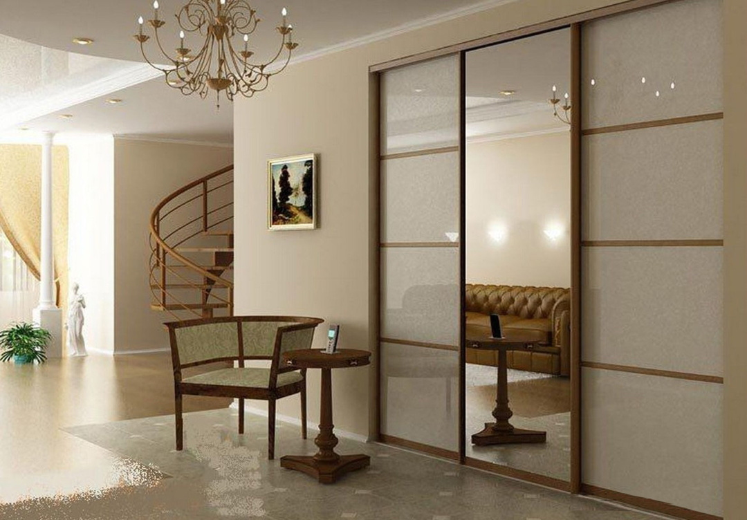 glidende garderobe med et spejl i en tredørs dør