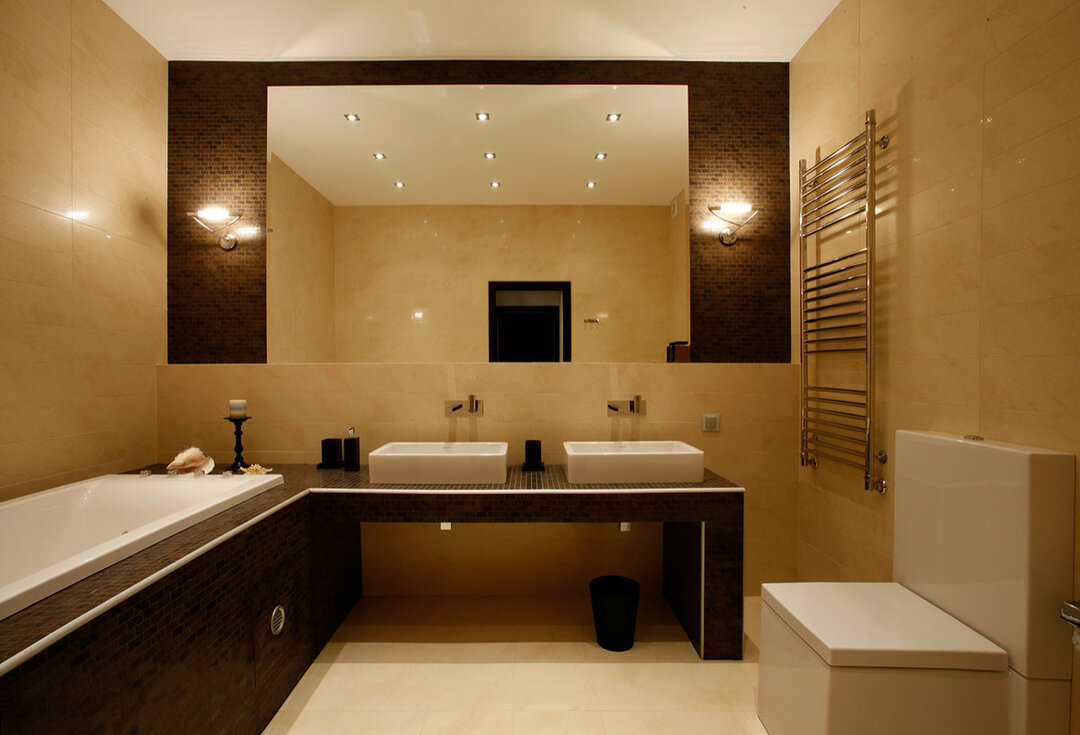 Un ejemplo de iluminación de baño minimalista