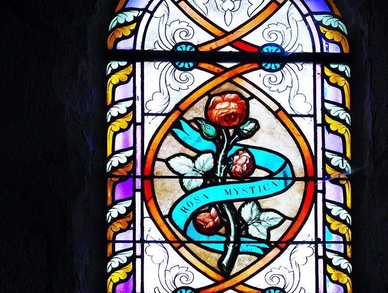 Vzhledově se taková vitráže podobají těm, která stojí v populárních gotických katedrálách světa.