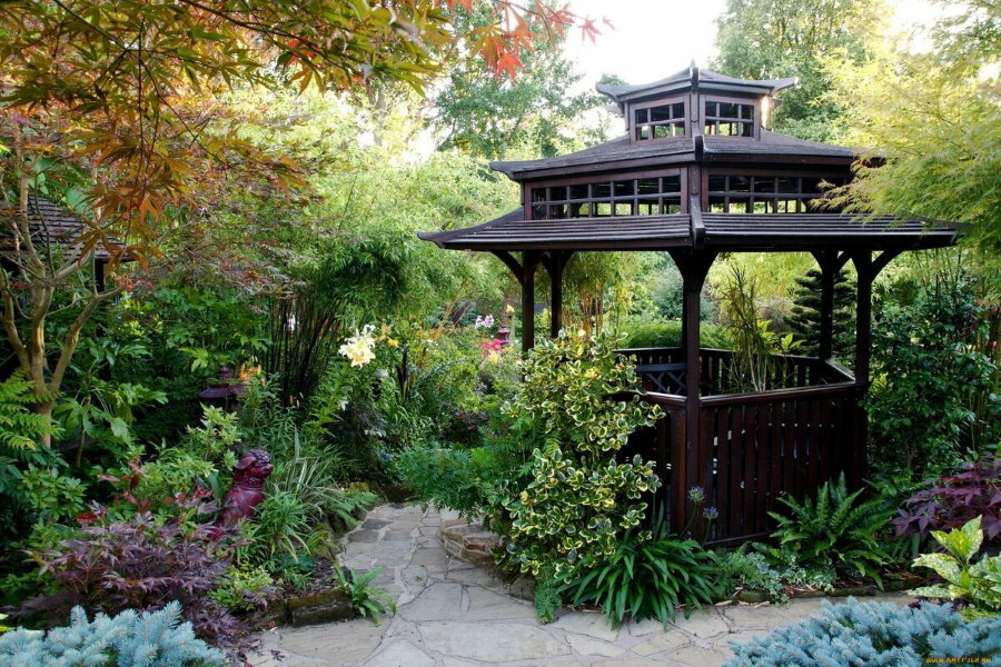 Lusthus i orientalisk stil i den gamla trädgården