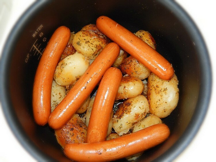 En plus du plat de légumes, vous pouvez cuire des saucisses à la vapeur ou des escalopes de poulet