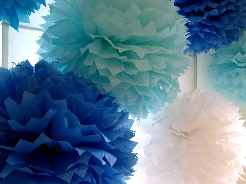decoración de pompones de servilletas de papel