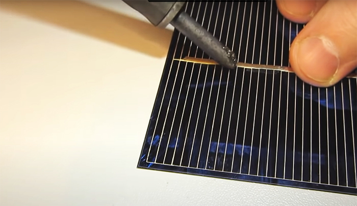Os contatos dos módulos fotovoltaicos são estanhados com uma pequena quantidade de estanho após a limpeza preliminar