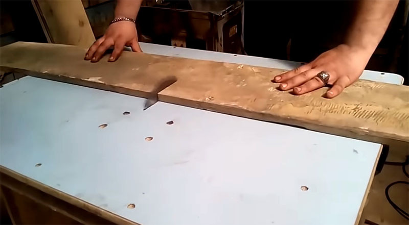 Pedaços de madeira compensada são cortados no tamanho certo