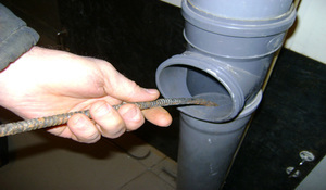 scarichi puliti a casa utilizzando serpente idraulico