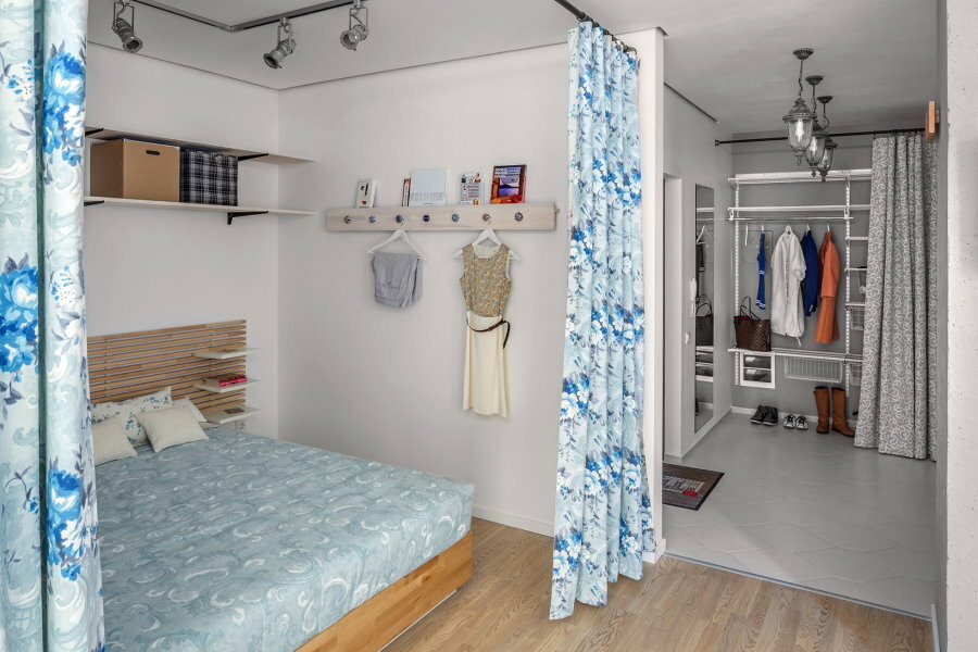Lugar para dormir para una niña en una habitación individual con una superficie de 40 metros cuadrados.