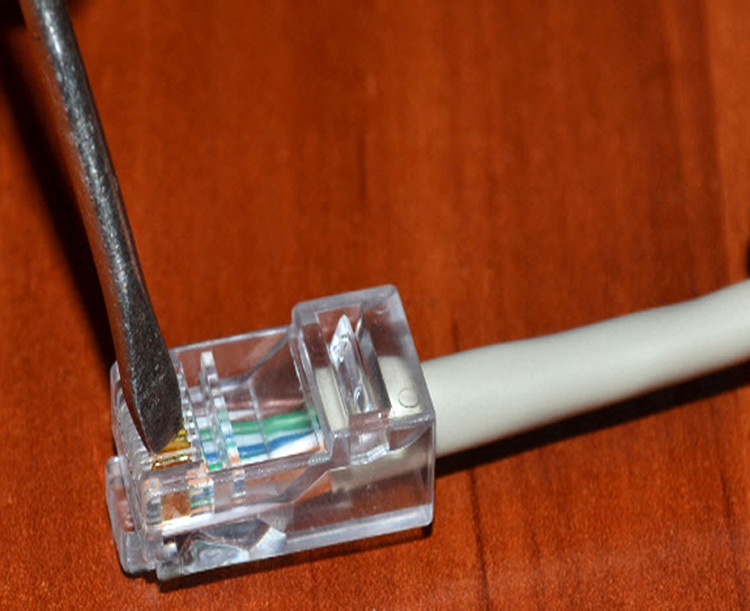 Como frisar um cabo de internet usando uma chave de fenda comum