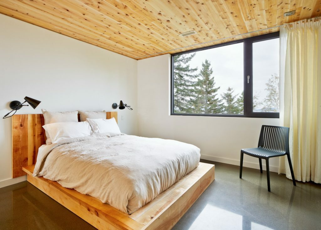 Soveværelsesdesign i stil med minimalisme i et træhus