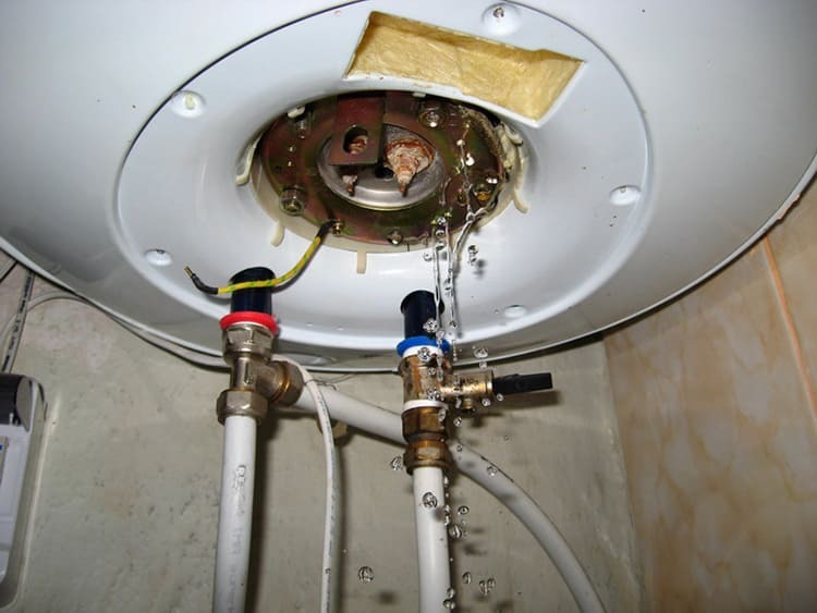 Probeer bij het losschroeven van de onderdelen van de boiler geen belangrijke elementen te beschadigen, inclusief de veilige laag van de wikkeling