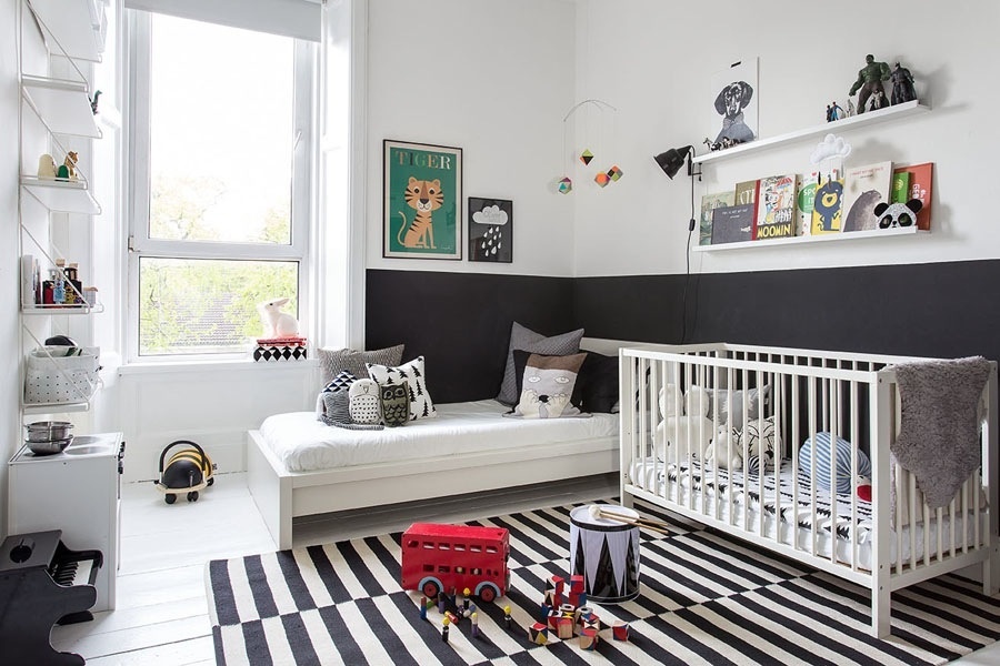 Czarno-białe paski na dywaniku dla niemowląt