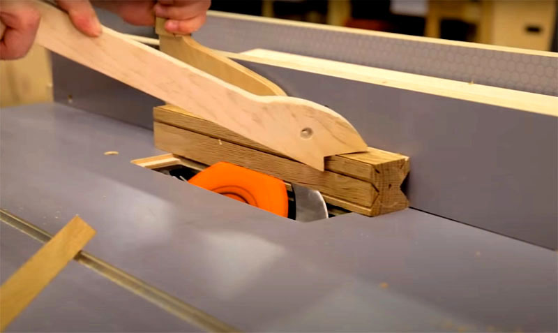 To form a handle on the tool, you need to select in the lateral parts from two opposite sides wood, as shown in the photo, and sand this part with sandpaper so as not to splinter your palms during work