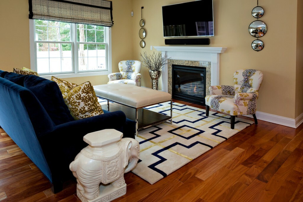 Geometrická tlač na koberec v obývačke