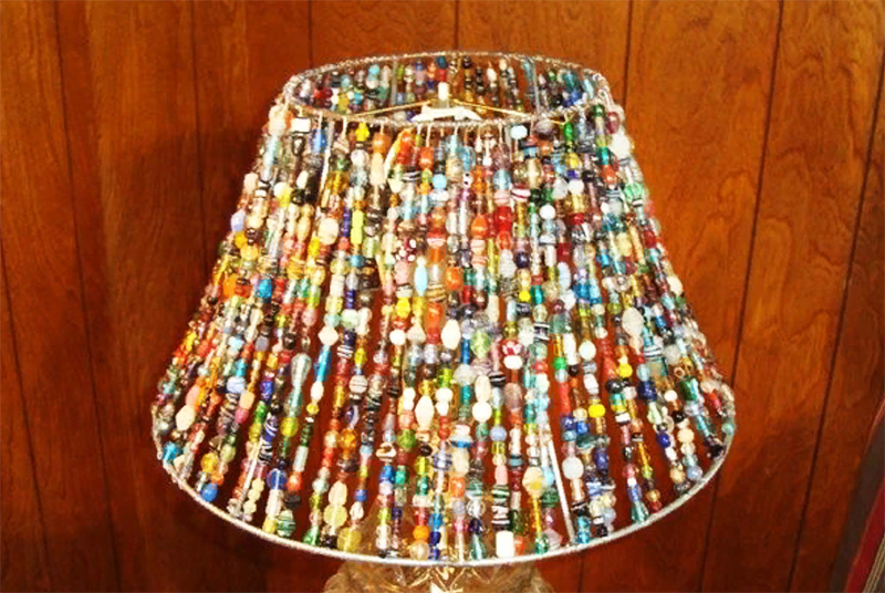 Le vecchie perline potrebbero benissimo andare al lavoro: gli elementi multicolori appariranno molto luminosi e attraenti