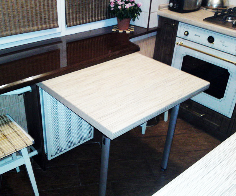 Den bedste mulighed for en spiseplads til et lille køkken: et sammenklappeligt køkkenbord