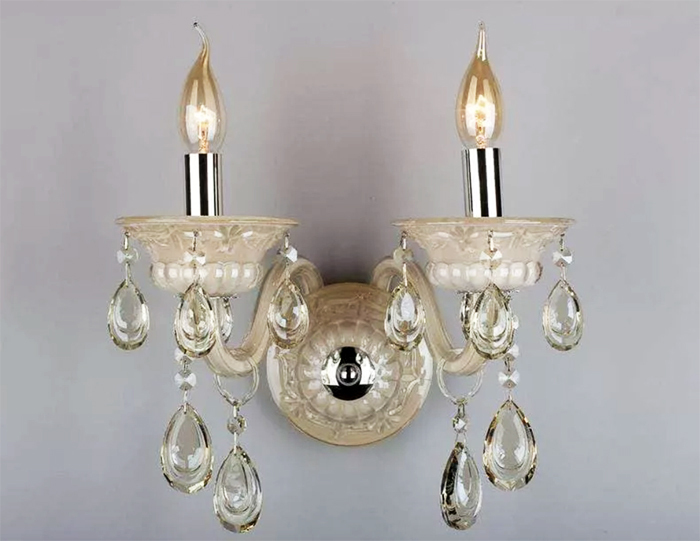 There are also open sconces in which there are no shades in principle. Instead, the source of light is usually figured ramps - in the form of a candle