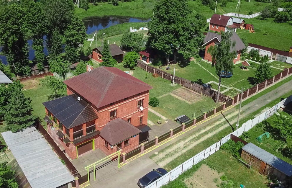 Vista superior da trama jardim paisagístico com uma casa