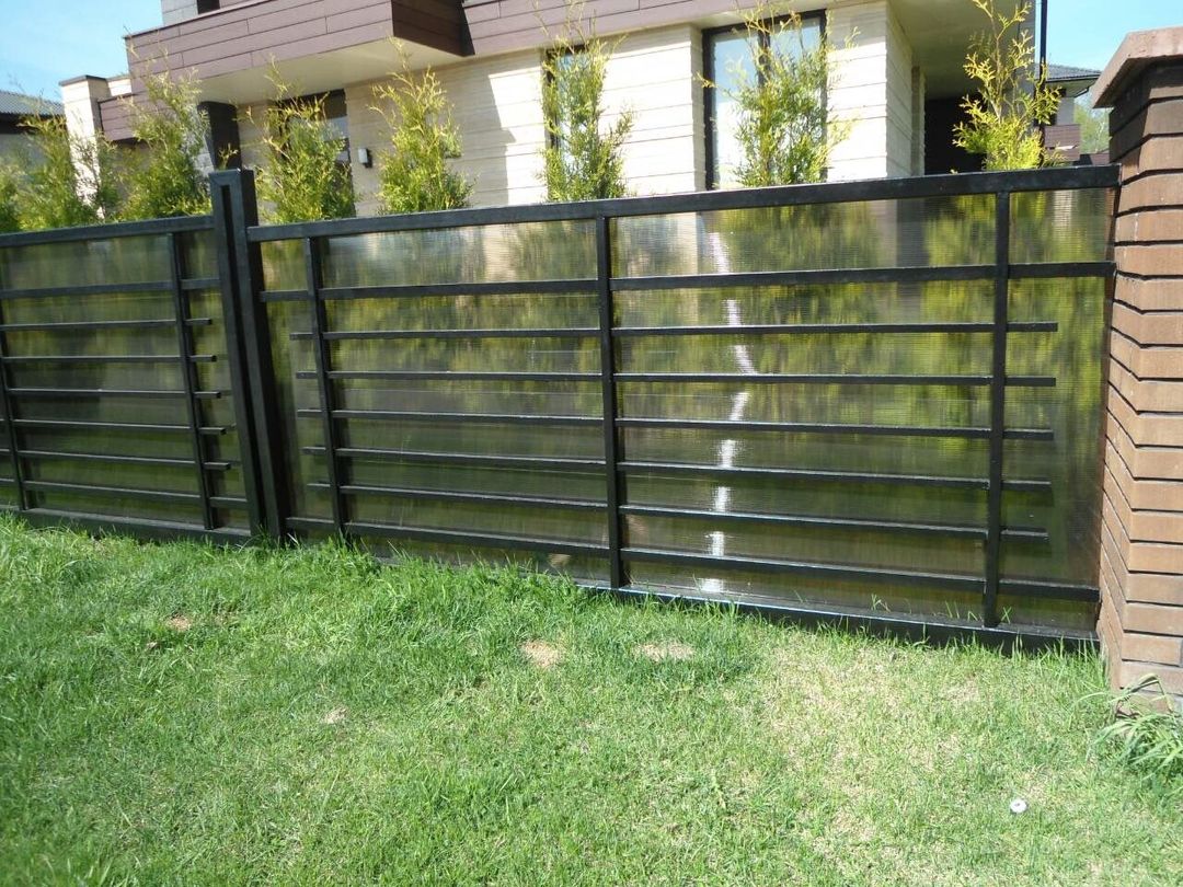 Une clôture en polycarbonate: structures de choix pour les maisons privées avec photos