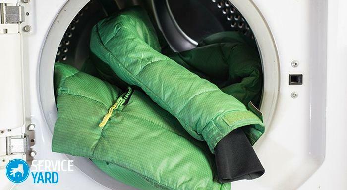 Lavando la chaqueta hacia abajo en una máquina