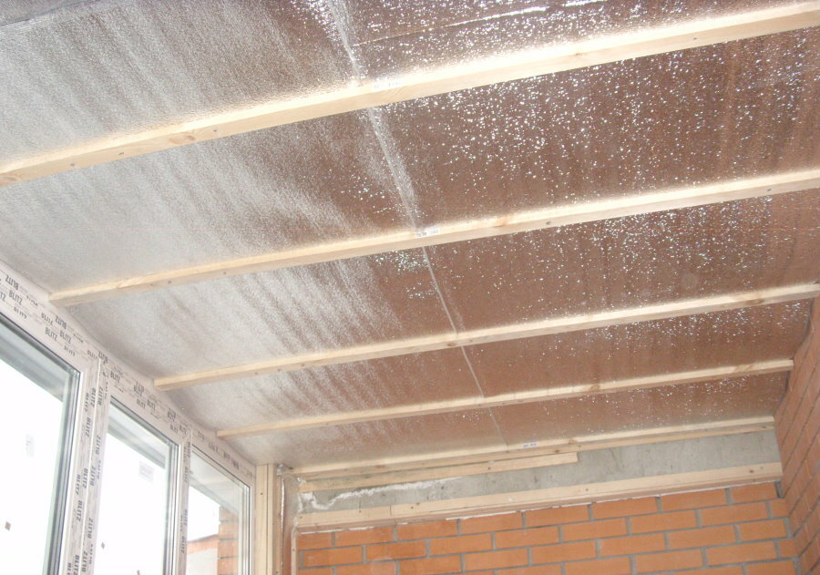 Dřevěné lamely na filmové izolaci balkonového stropu