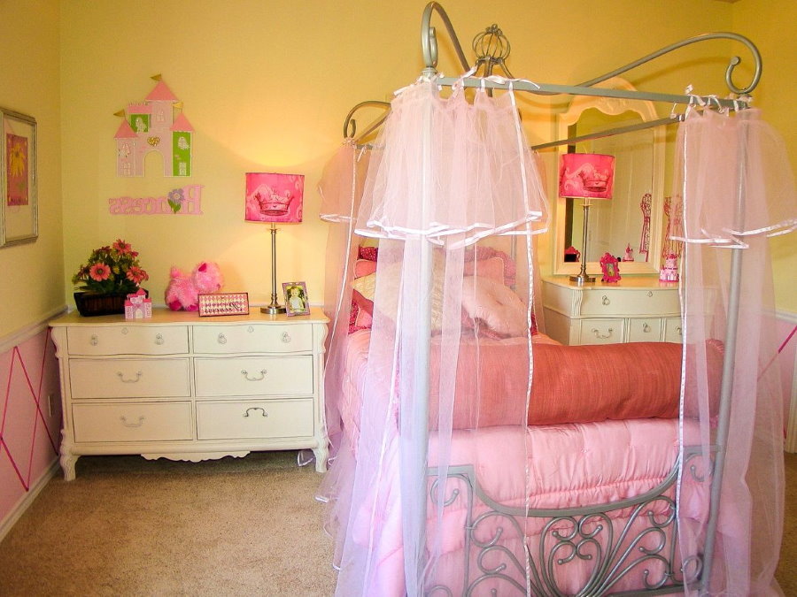 Rožinis baldakimas merginos kambaryje