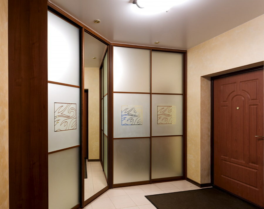 Conception d'une armoire dans un couloir de style moderne