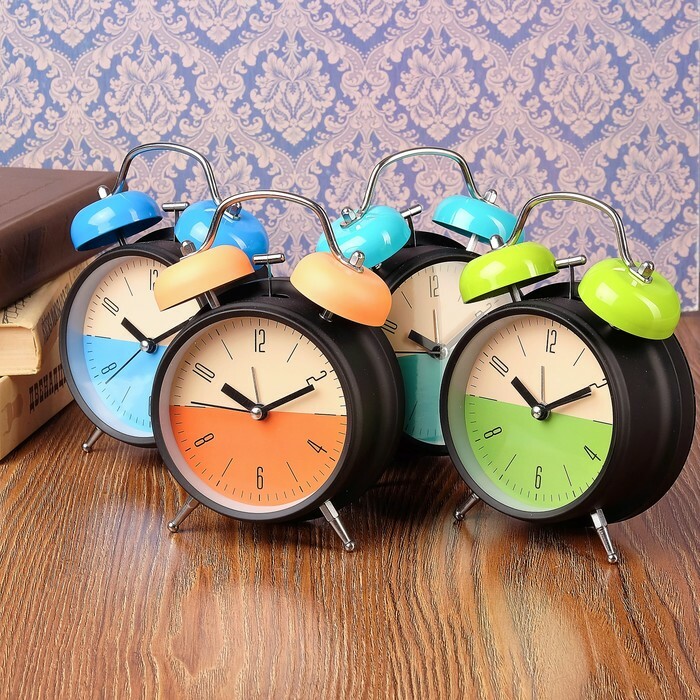 Alarm clock d = 11.5cm, two-color dial, backlight, 2 AA, mix, 5.5x11.5x16 cm