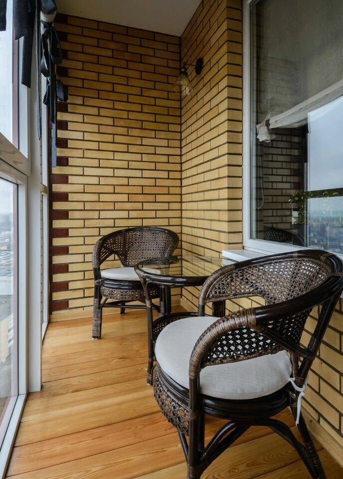 Kurvstoler på balkongen i et murhus