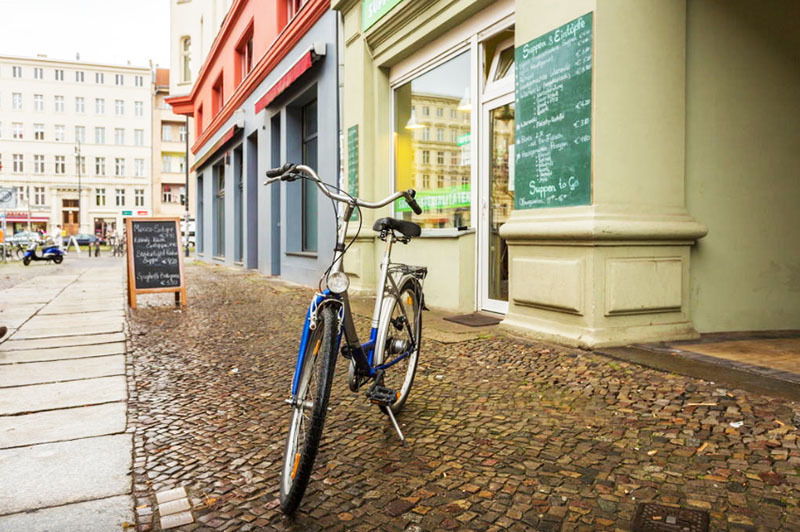 Bicykel si môžete požičať doslova čo by kameňom dohodil od domu