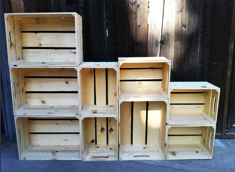Você pode fazer um rack na garagem com caixas de vegetais de madeira comuns. É desejável, é claro, pré-tratá-los e protegê-los da podridão, e é muito fácil conectá-los usando parafusos autorroscantes.