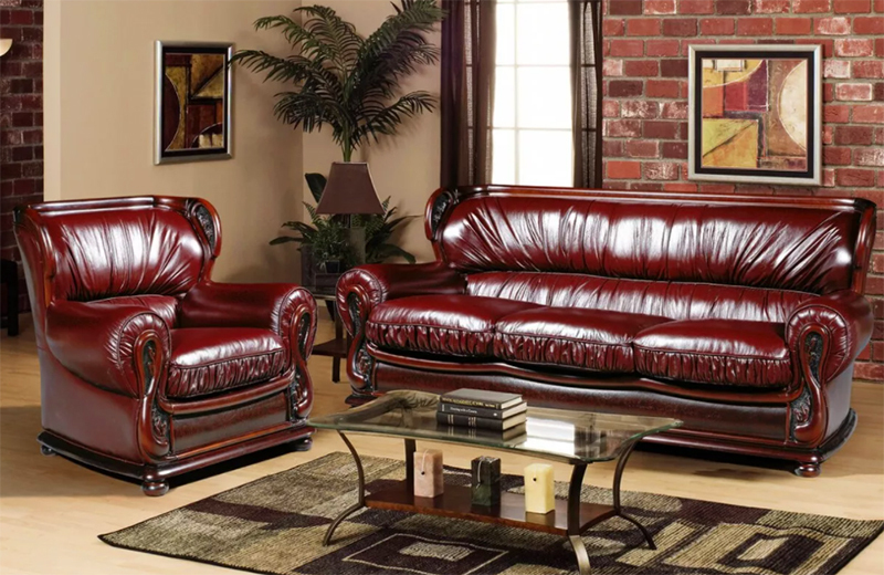 I divani in pelle sono costosi, ma si adattano perfettamente a qualsiasi interno classico.